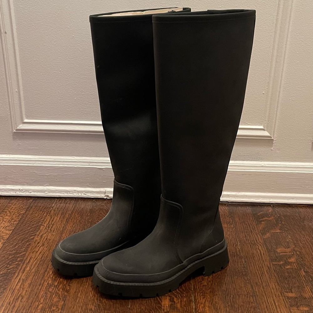 Tall black boots Zara. NEVER WORN. New with tags